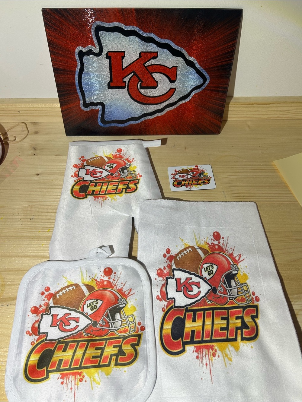 White Kitchen Towel & Oven Mitt Set